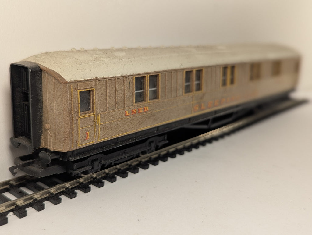 Hornby OO Gauge Gresley Teak First Class Sleeping Car Passenger Coach 1316