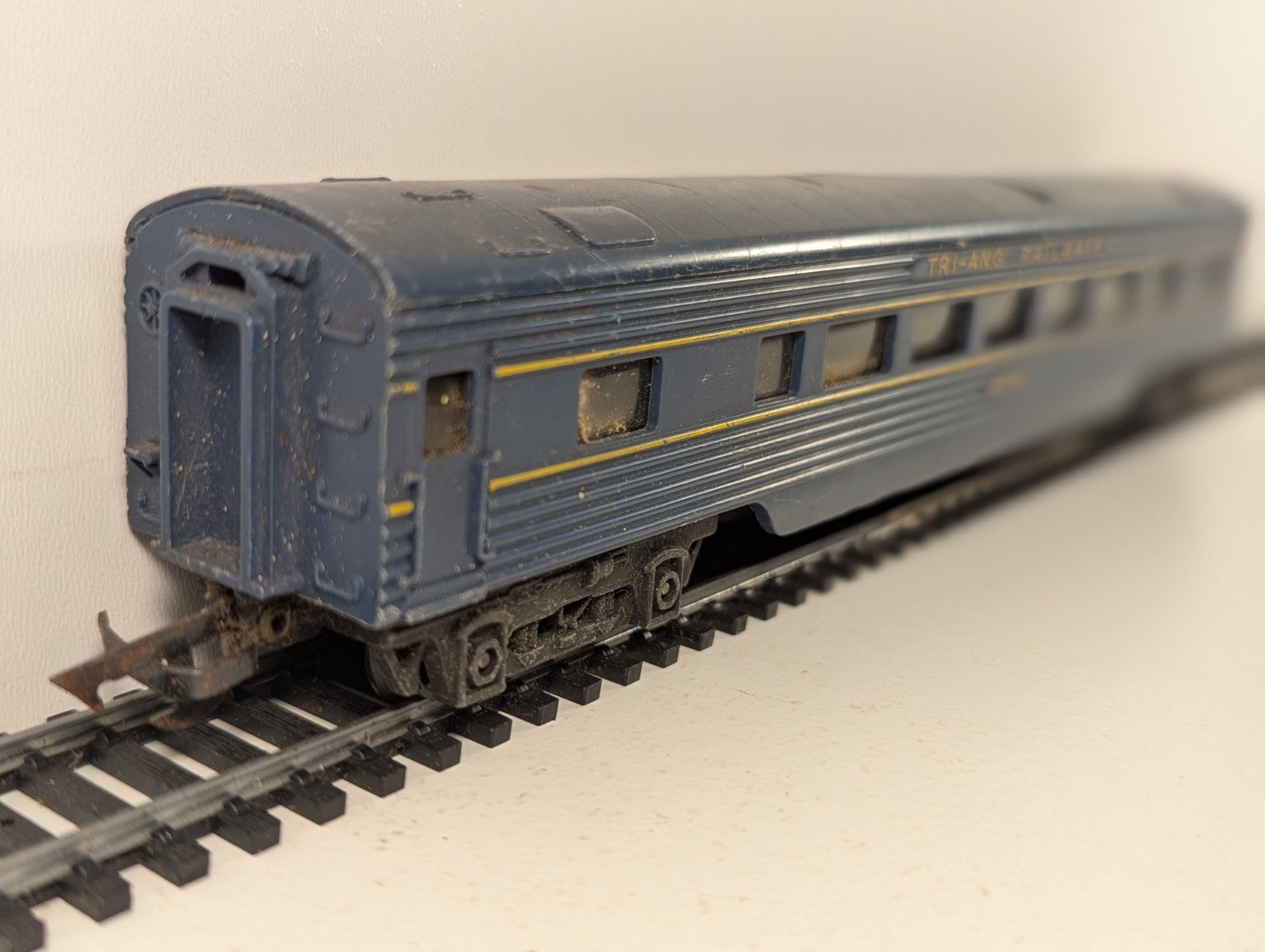 Tri-ang R131 OO Gauge Transcontinental Vista Passenger Car