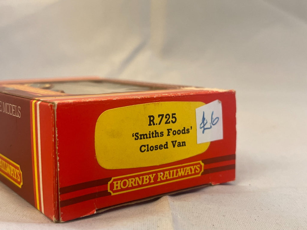 Hornby OO Gauge Smiths Crisps Closed Wagon Boxed