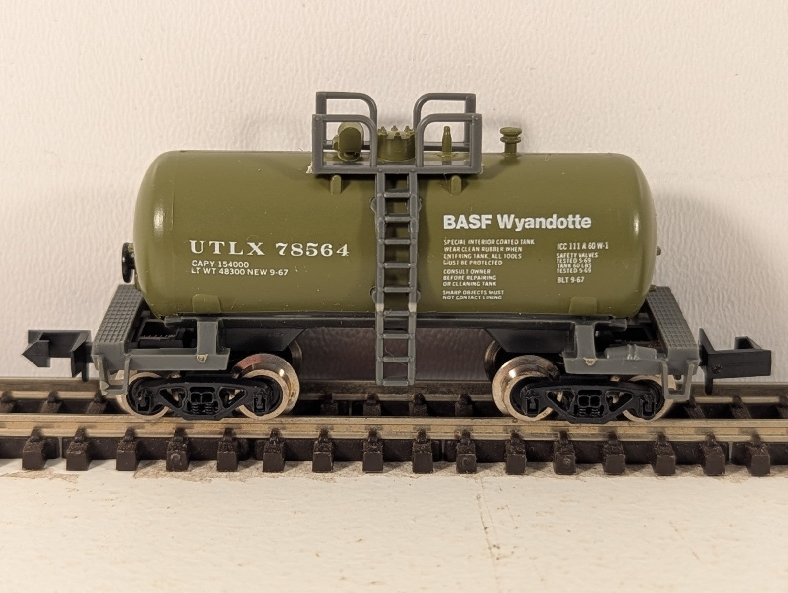 Atlas 3231-2.00 N Gauge Green Beercan Tank Car - Boxed
