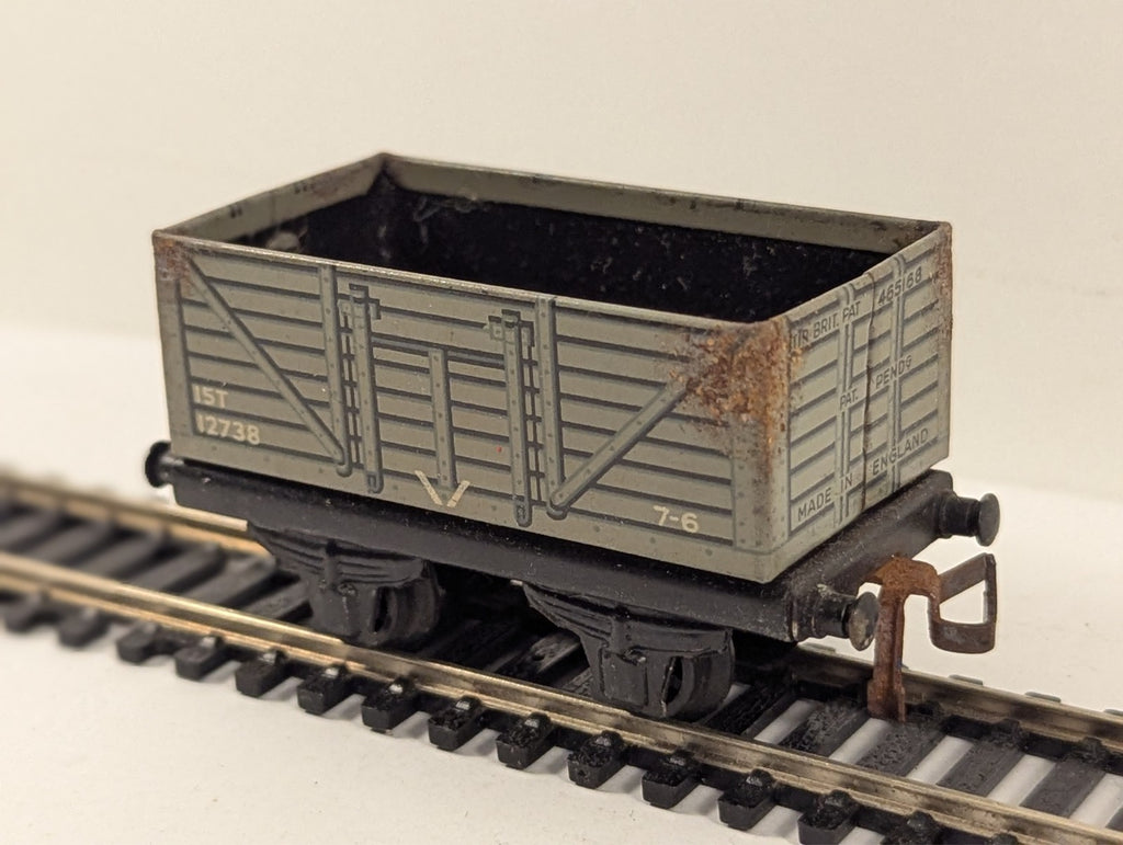 Trix Twin Railway 15 Ton High-Sided Plank Wagon OO Gauge - Chipped Decals