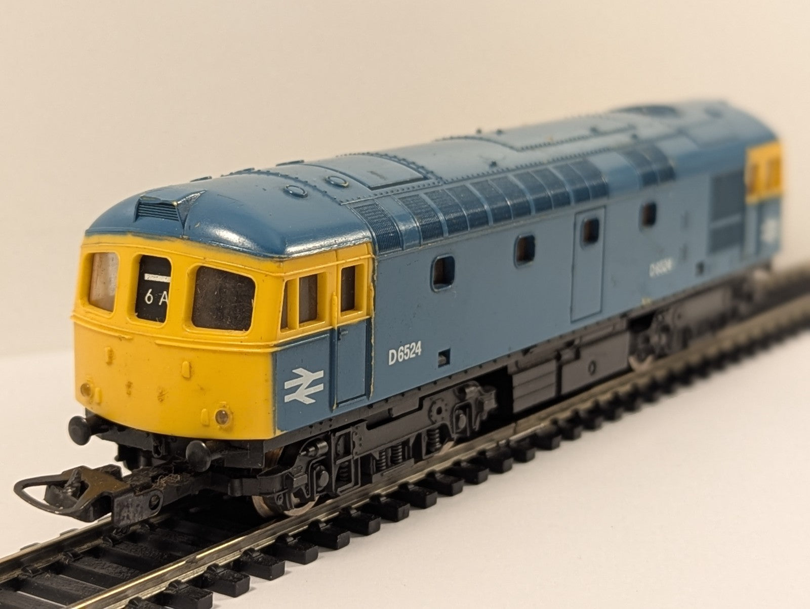 Lima HO Gauge BR Blue Class 33 Diesel – Missing Buffers