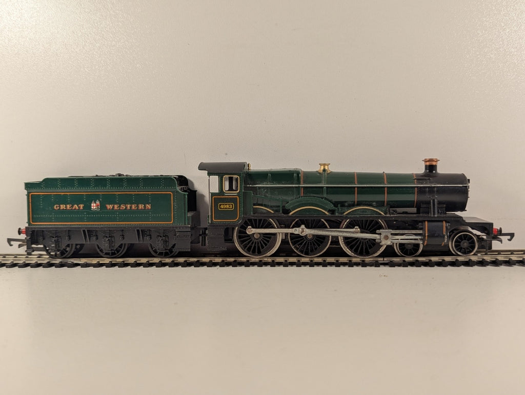 Hornby OO Gauge Class 4900 Albert Hall steam locomotive 4983 in GWR green livery on track