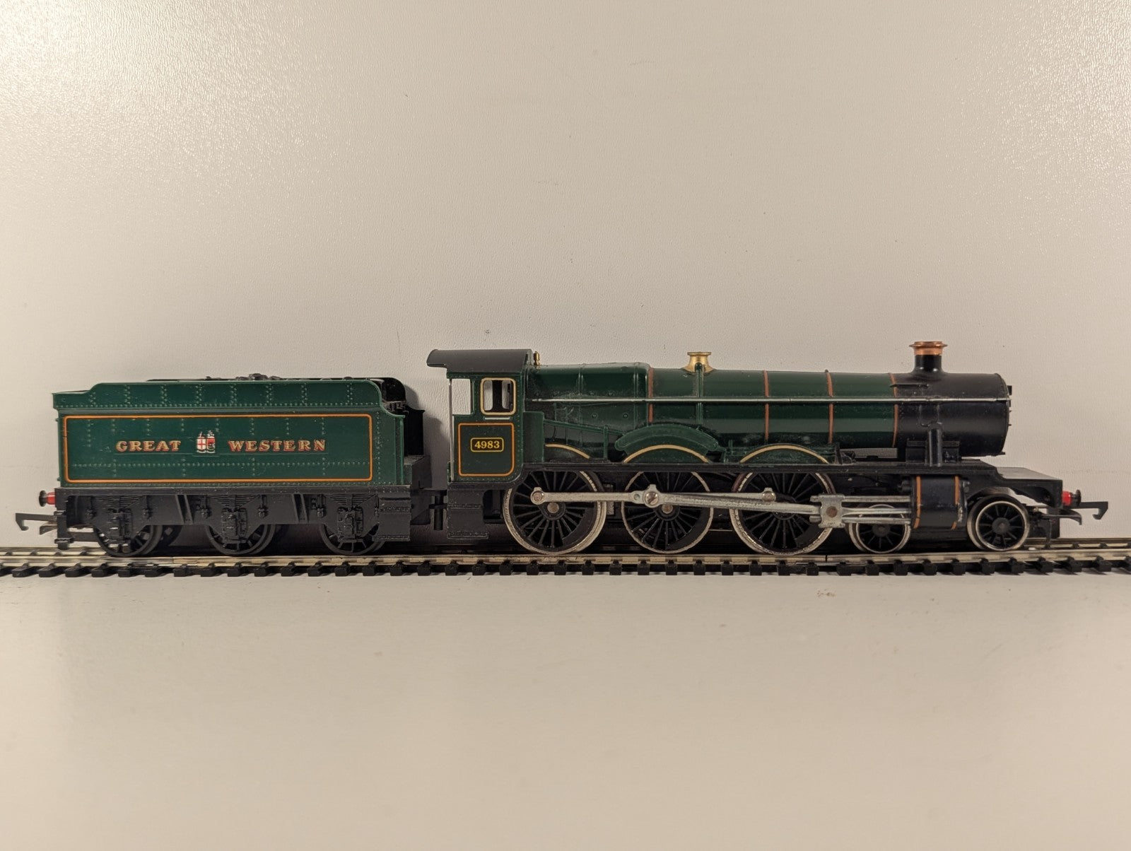 Hornby OO Gauge Class 4900 Albert Hall steam locomotive 4983 in GWR green livery on track