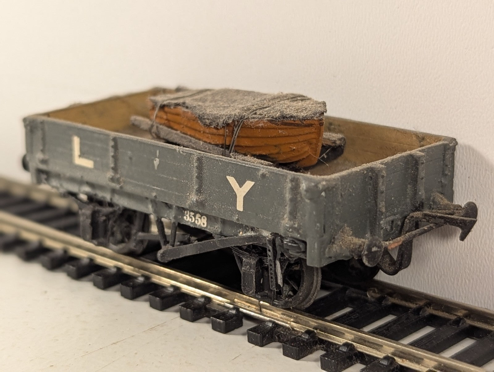 Kitbuilt Lancashire & Yorkshire Railway 3-Plank Open Wagon with Boat load