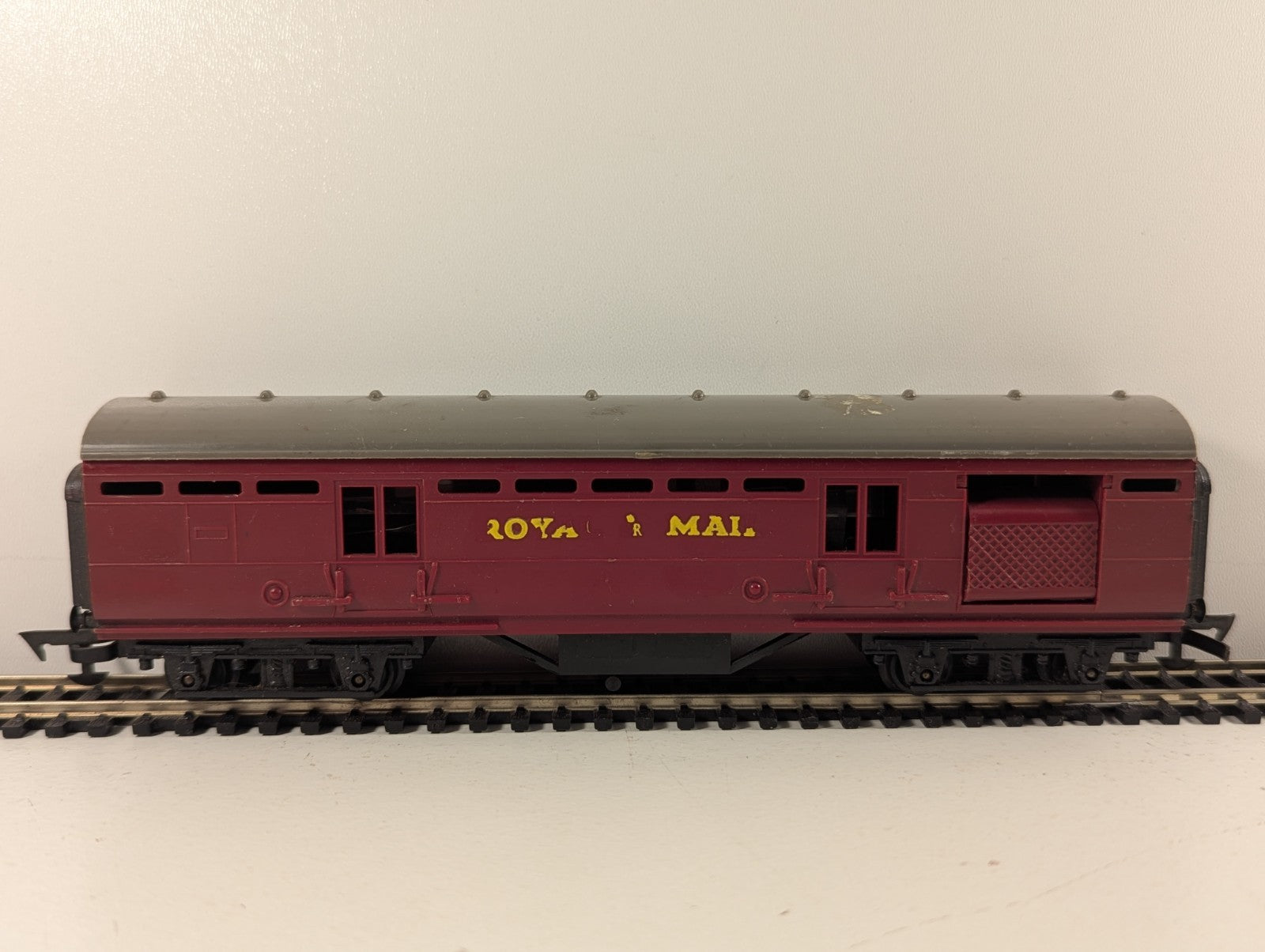 Tri-ang R23 OO Gauge Maroon Operating Royal Mail Coach
