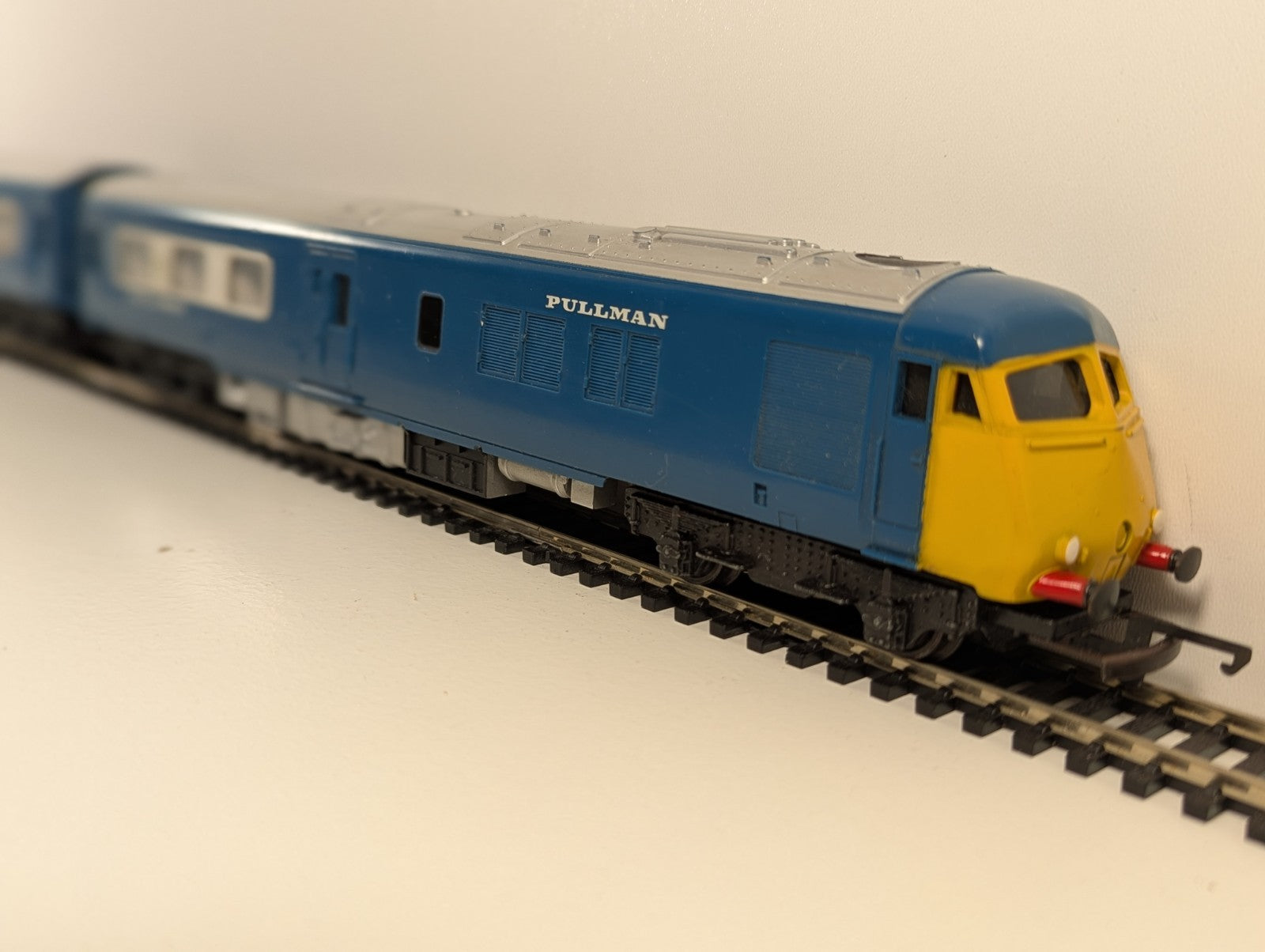 Tri-ang Hornby R555 OO Gauge BR Blue Pullman DMU Diesel Set