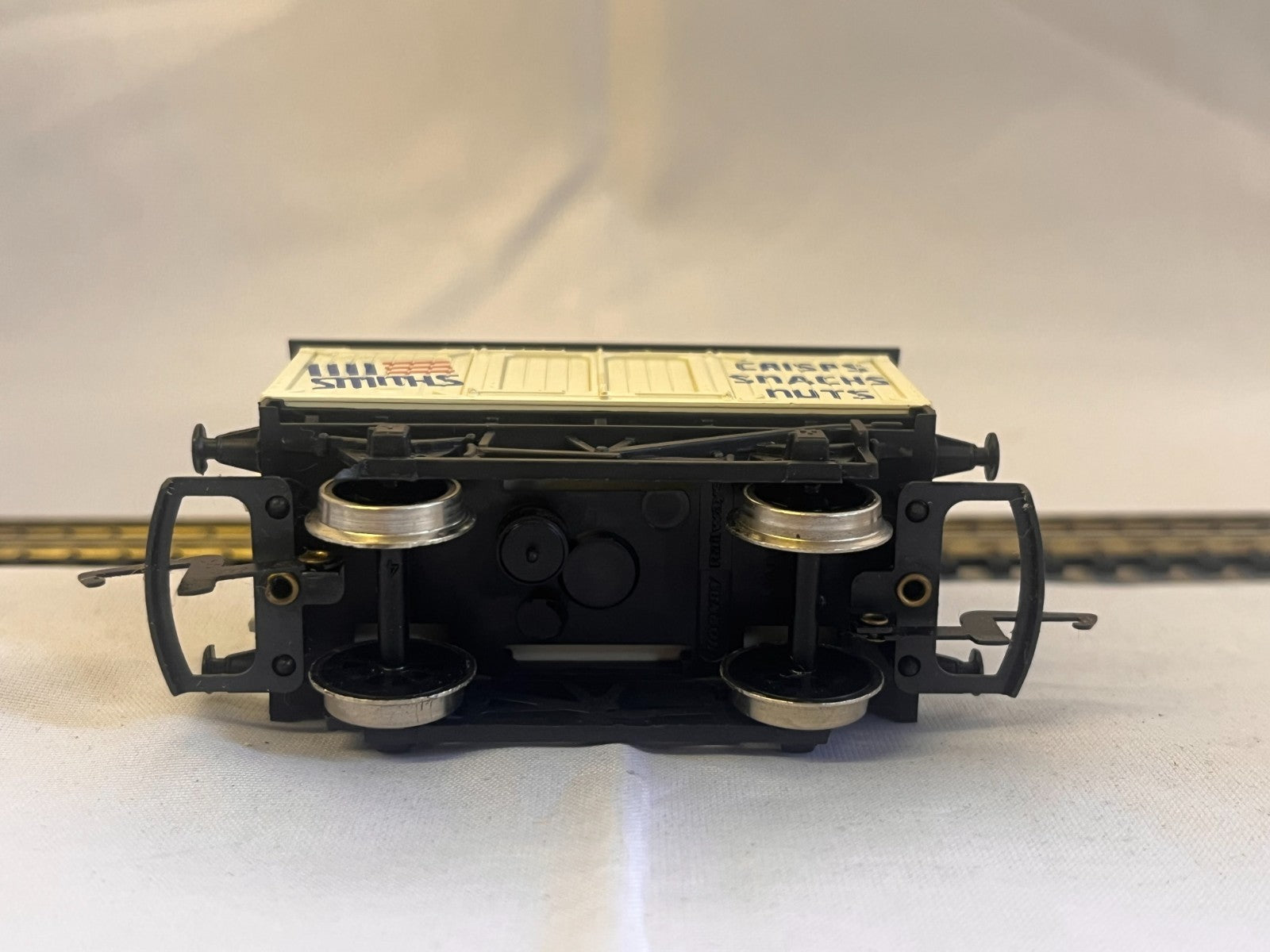 Hornby OO Gauge Smiths Crisps Closed Wagon Boxed