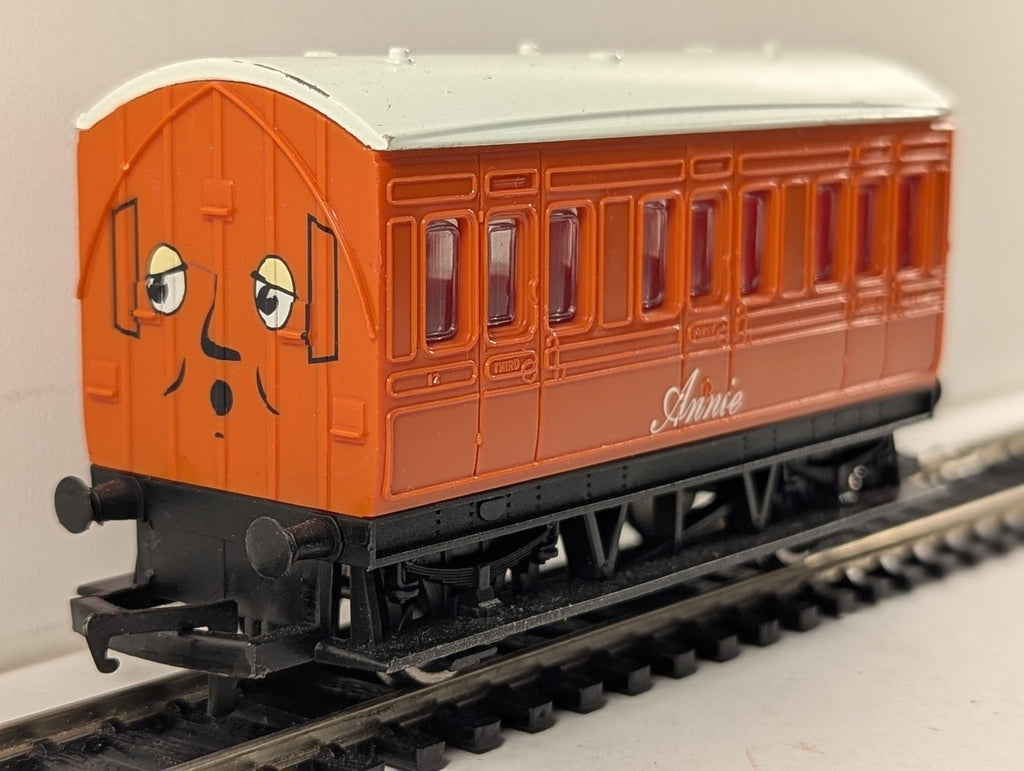 Hornby OO Gauge Annie Passenger Coach 12 Orange