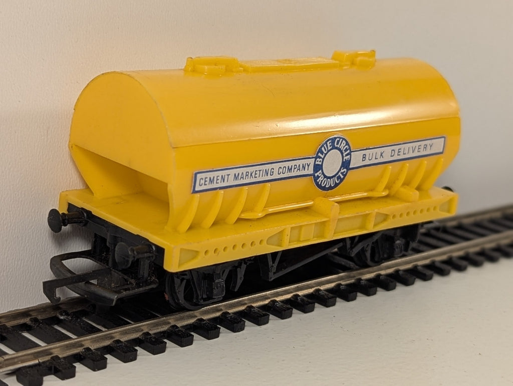Hornby R564 / Tri-ang OO Gauge PCV Cemflo Cement Wagon – Blue Circle (Yellow)