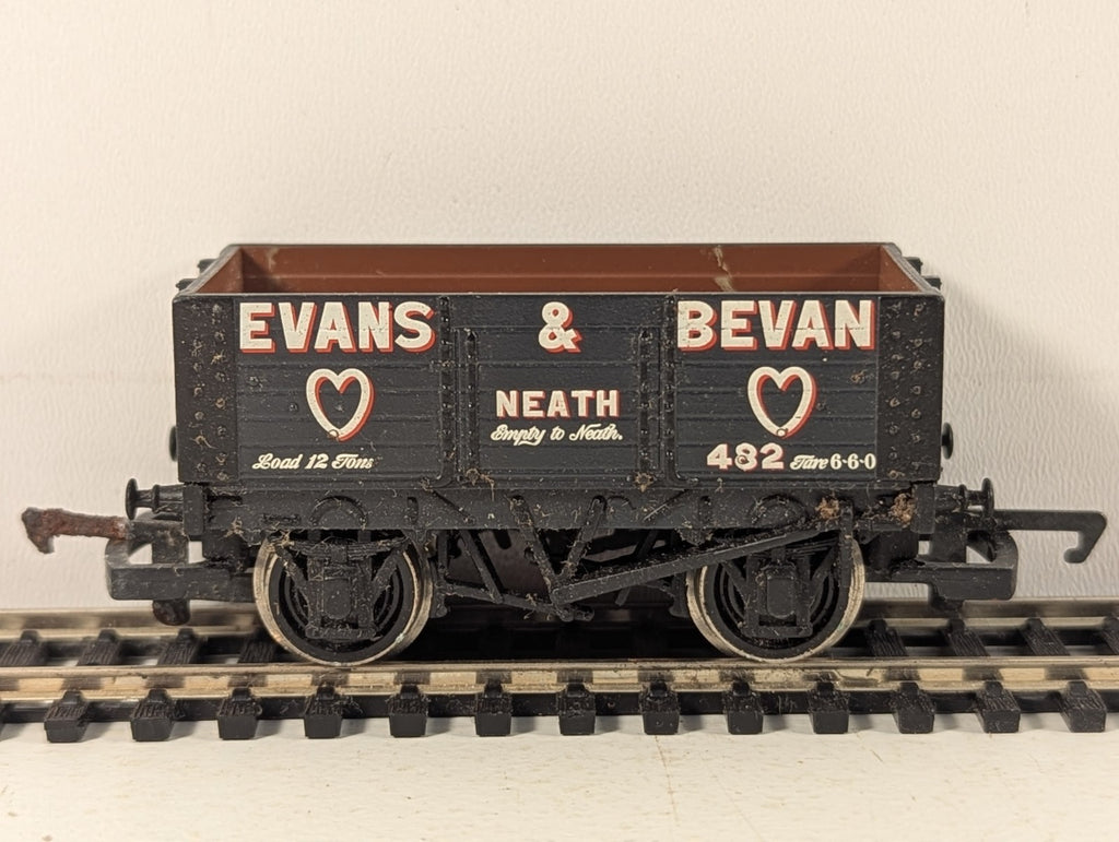 SKU: GR5618  Hornby OO Gauge Evans & Bevan 7-Plank Wagon Goods Wagon 482 R6057