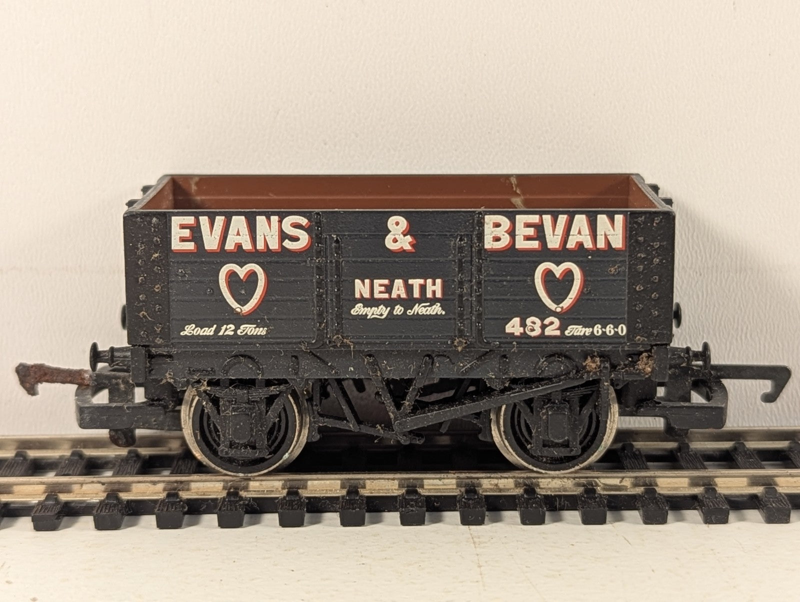 SKU: GR5618  Hornby OO Gauge Evans & Bevan 7-Plank Wagon Goods Wagon 482 R6057