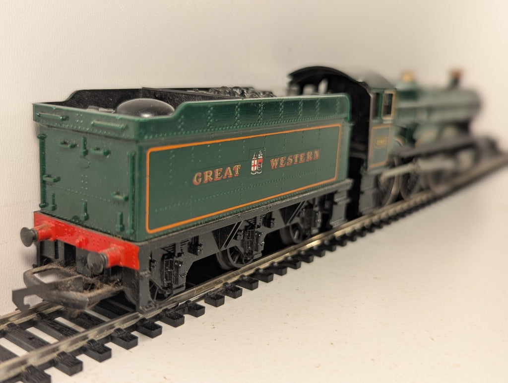 Hornby OO Gauge Class 4900 Albert Hall steam locomotive in GWR green livery on model railway track