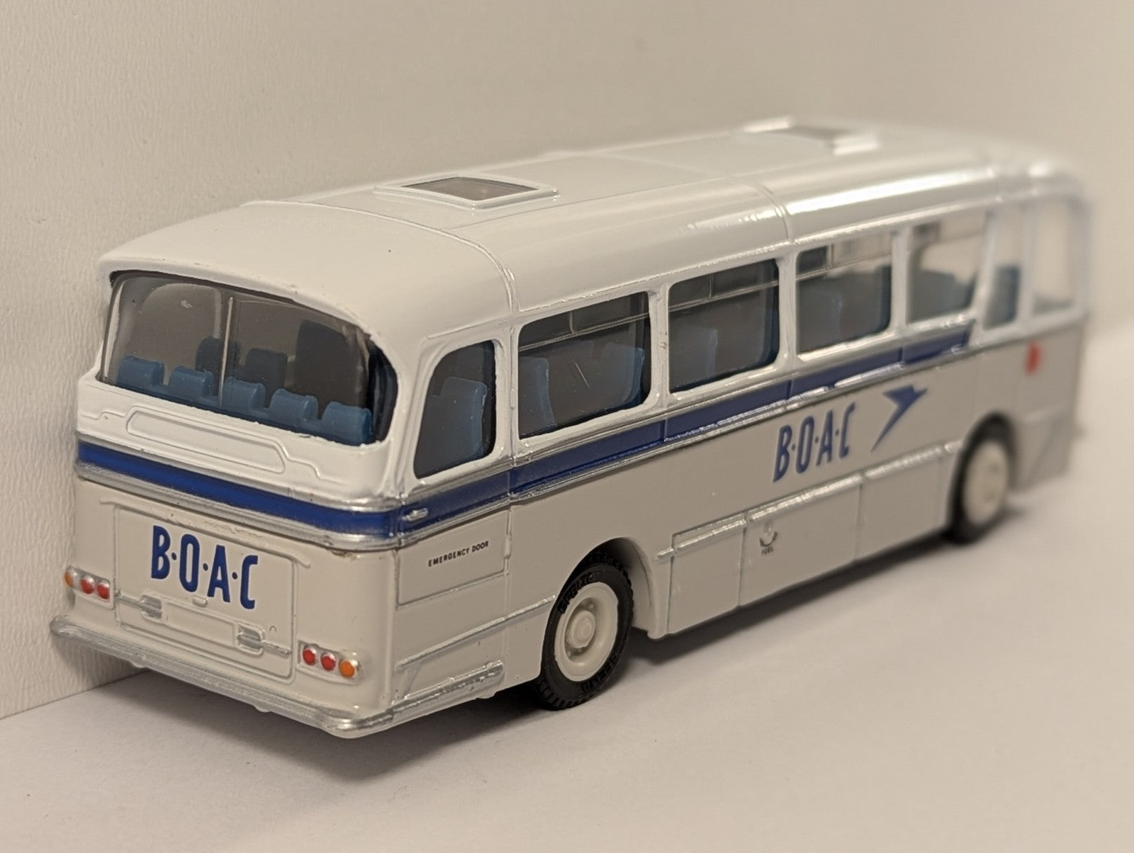 EFE 12306DL Harrington Grenadier Bus – B.O.A.C. Livery – OO / 1:76 Scale