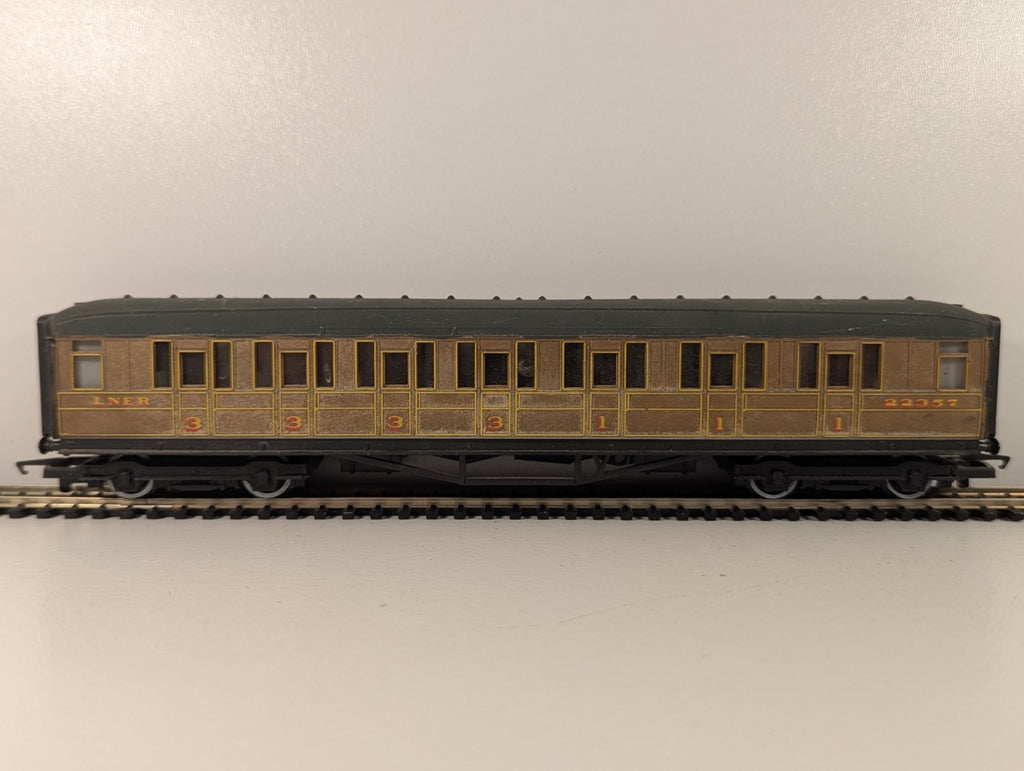 Hornby OO Gauge LNER Gresley Teak Coach – Repainted Roof