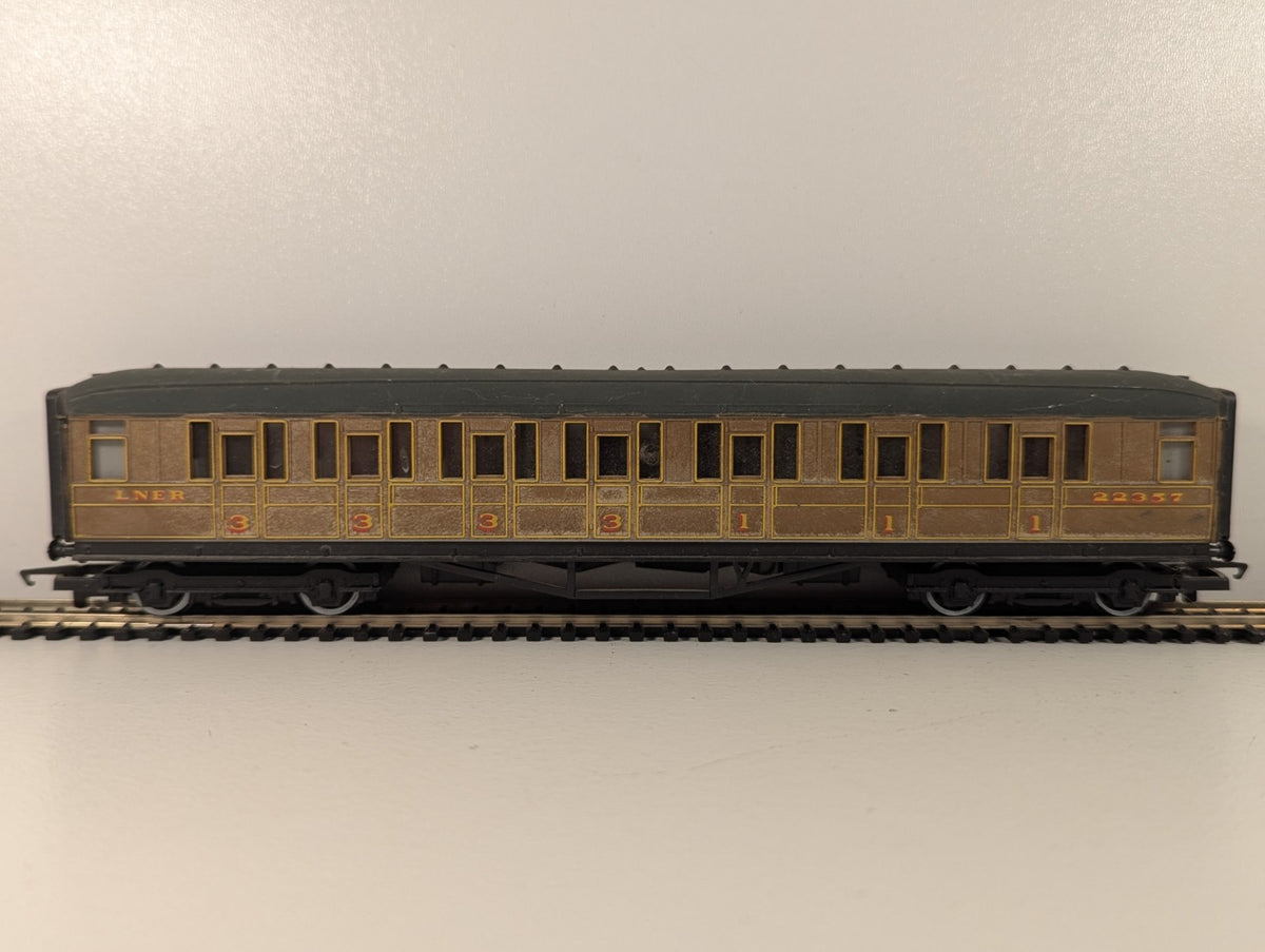 Hornby OO Gauge LNER Gresley Teak Coach – Repainted Roof