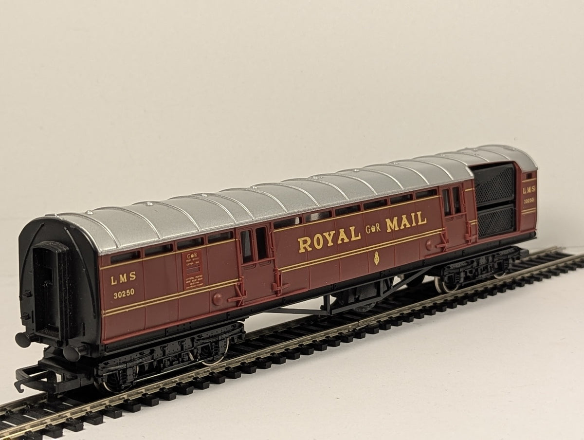 Hornby OO Gauge Operating Royal Mail Coach Passenger Coach 30250 LMS Maroon