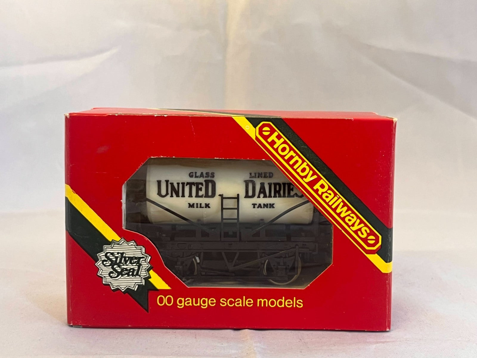 Hornby R007 OO Gauge White United Dairies Milk Tank Wagon Boxed