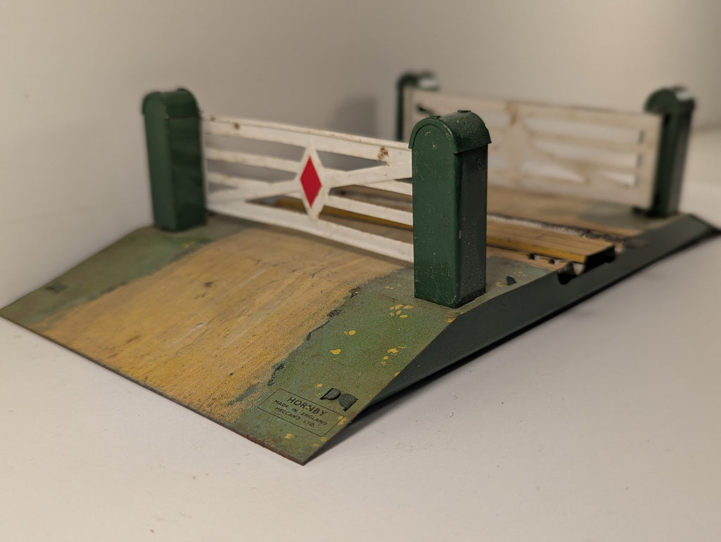 Hornby O Gauge No. 1 Level Crossing
