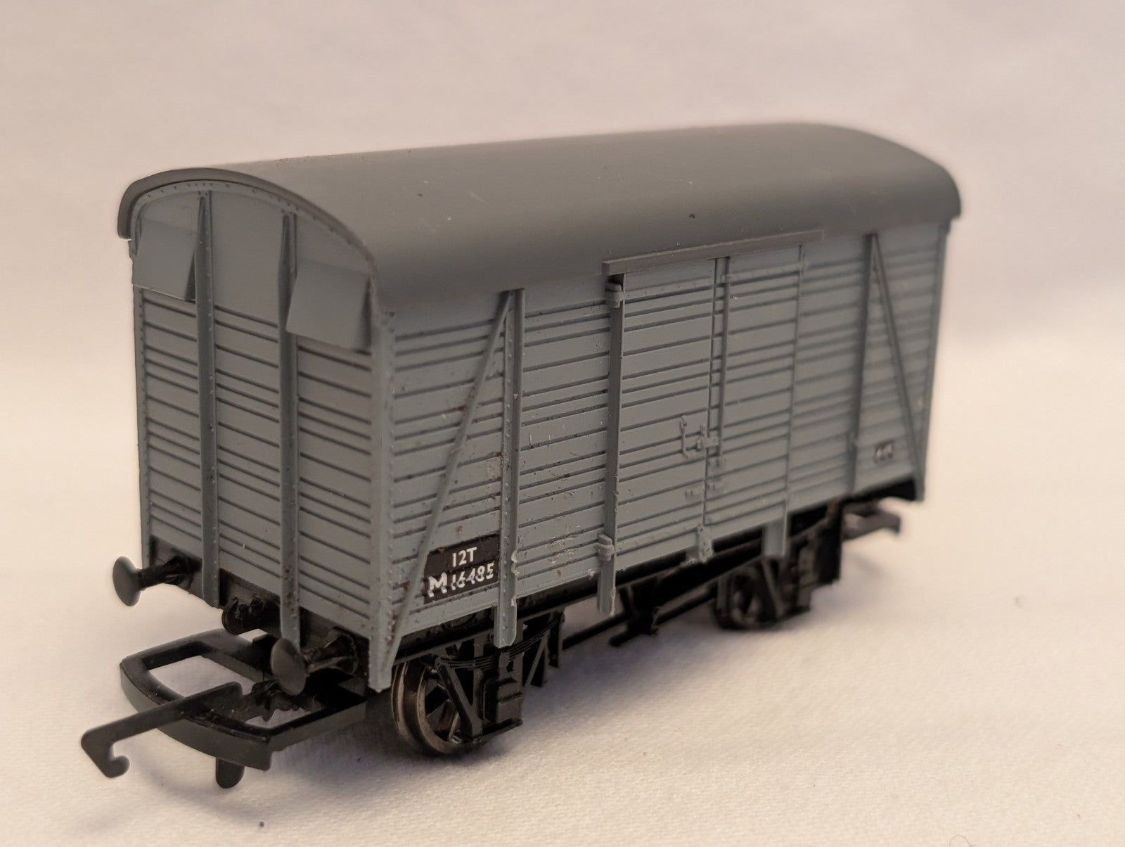 Hornby OO Gauge 12T Ventilated Van Goods Wagon M16485 BR Grey
