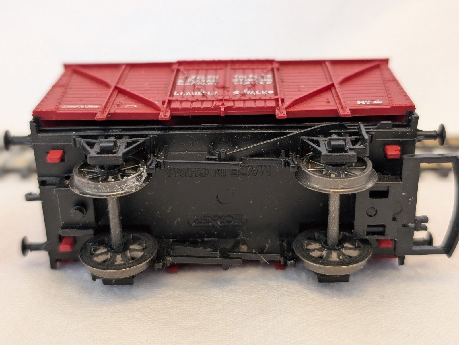 Hornby OO Gauge The Welsh & Metal Company Ventilated Van Goods Wagon