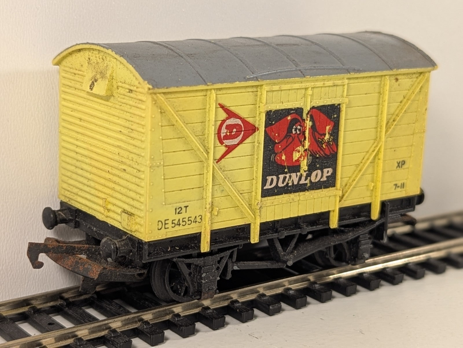 Wrenn Railways W5004 OO Gauge 12T Ventilated Van “Dunlop”