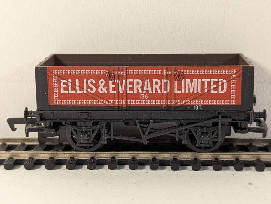 Mainline OO Gauge 7 Plank Wagon Ellis & Everard Goods Wagon 136