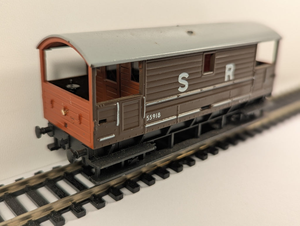 Hornby R6802 OO Gauge SR 20-Ton Goods Brake Van – Missing Coupling
