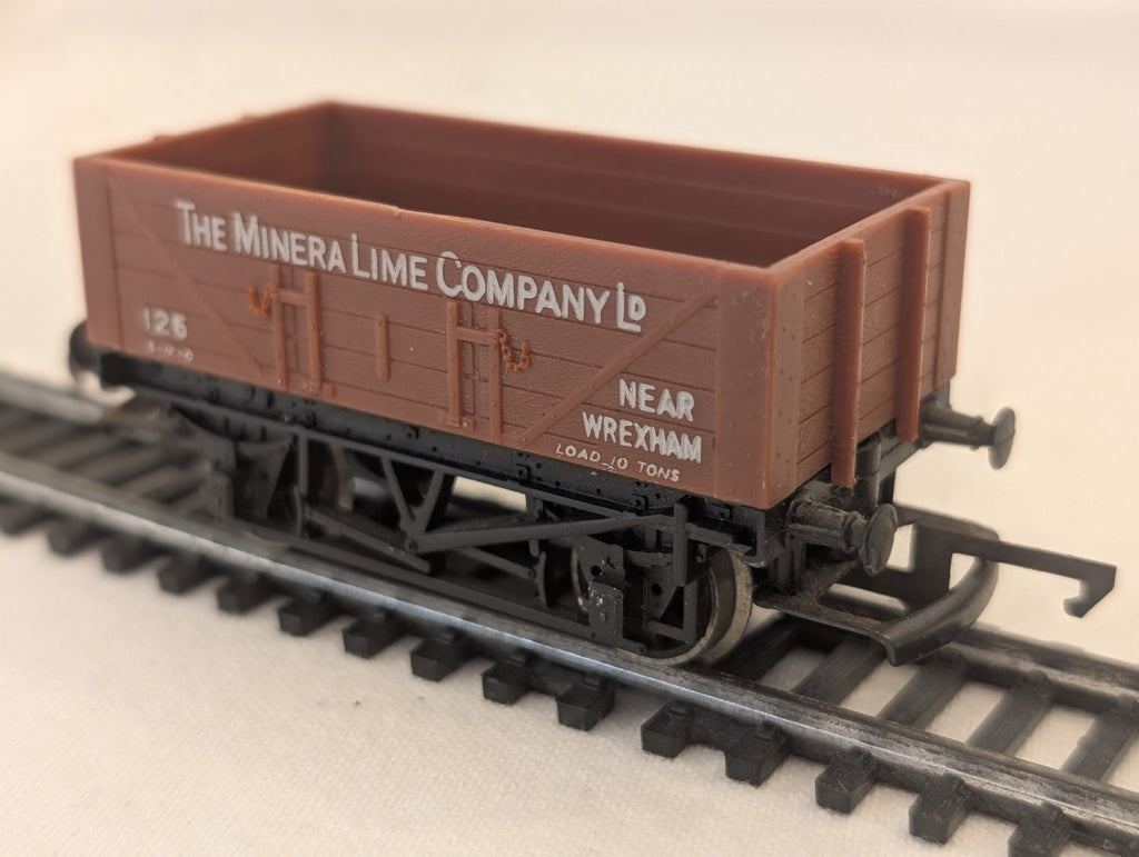 Hornby R211 OO Gauge 10 Ton Mineral Lime Wagon