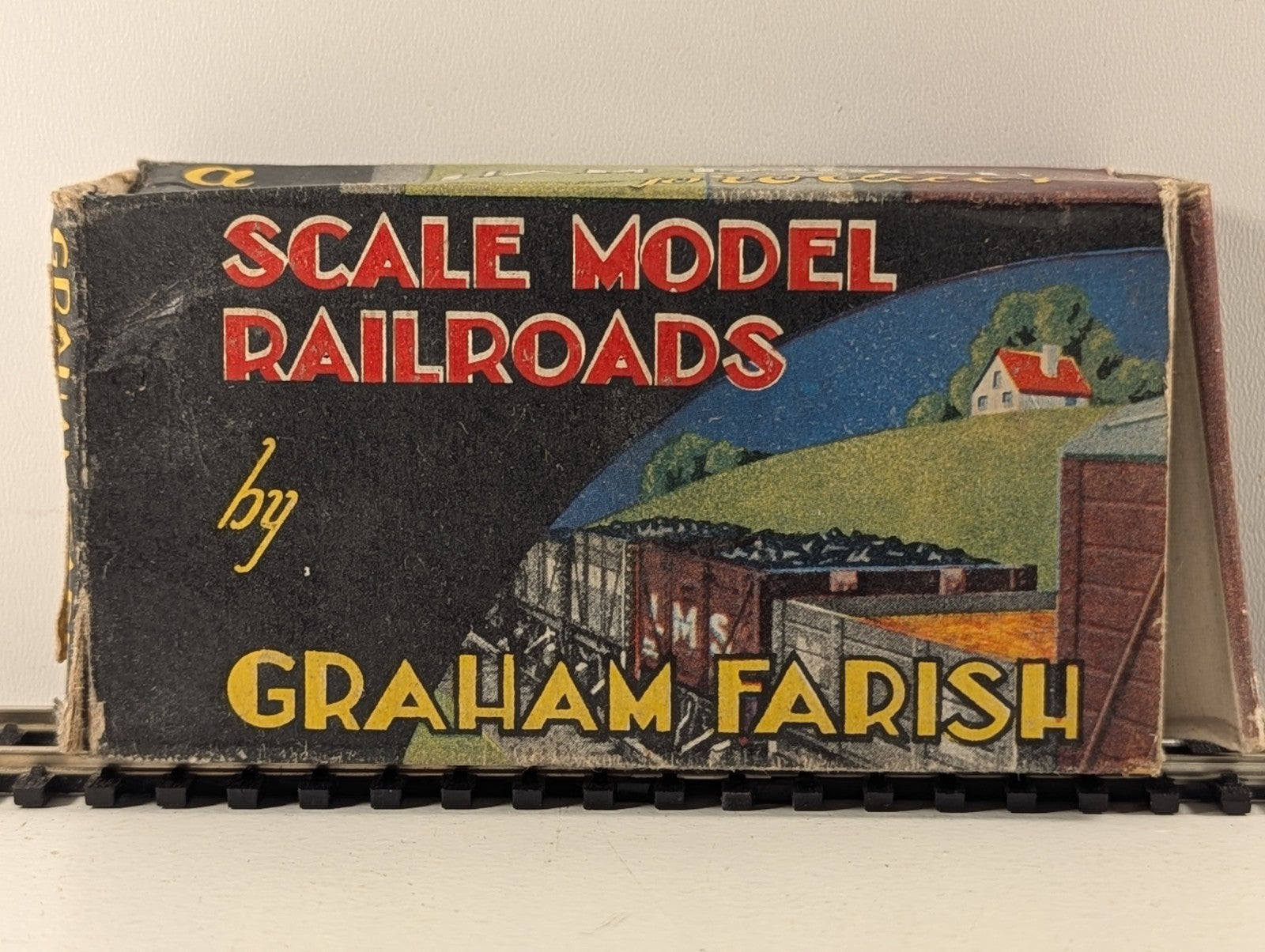 Graham Farish FormoVan Double Vent Goods Van