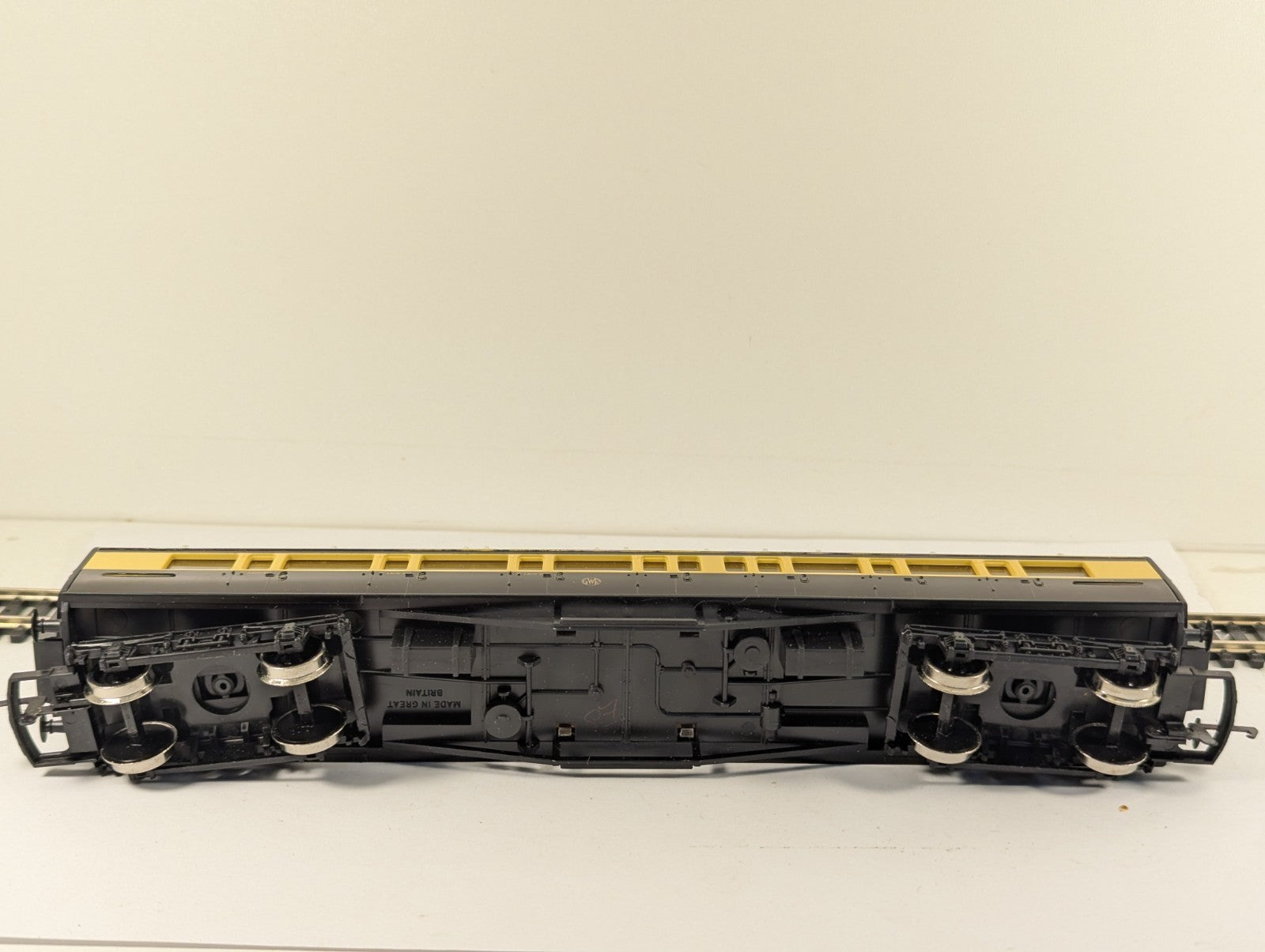 Hornby R429 OO Gauge GWR 57ft Composite Coach Chocolate & Cream Boxed
