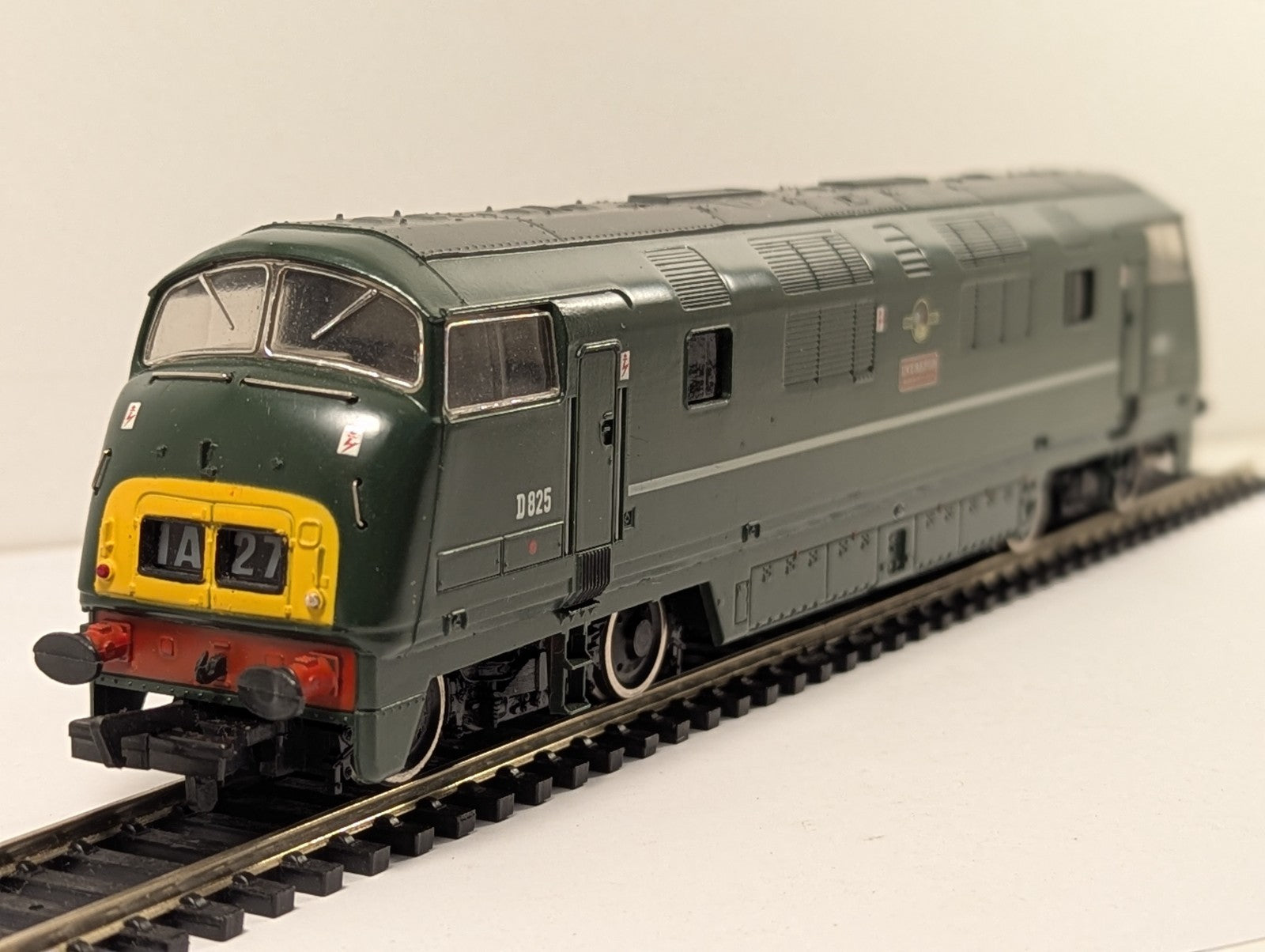 Mainline OO Gauge Class 42 Warship D825 'Intrepid' Diesel Locomotive