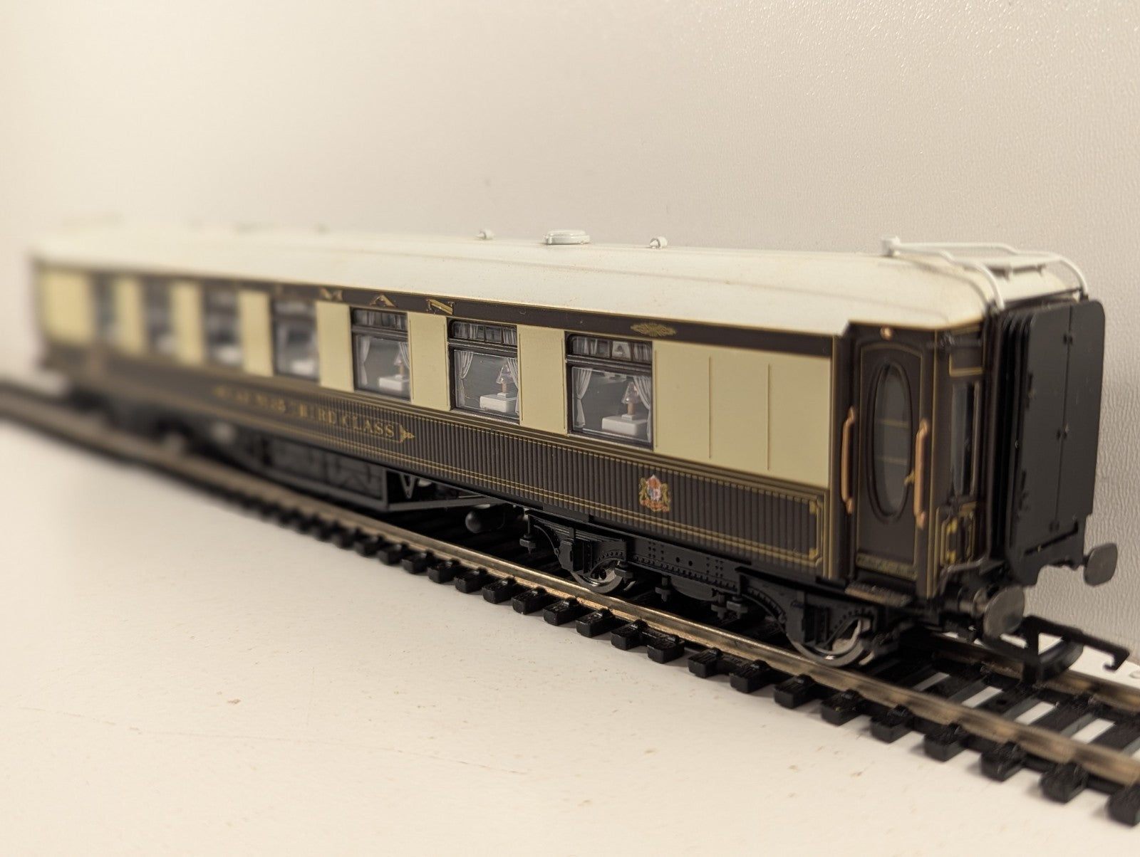 Hornby R4144 Pullman 3rd Class Parlour Car 'Car No. 35'  - Lights up