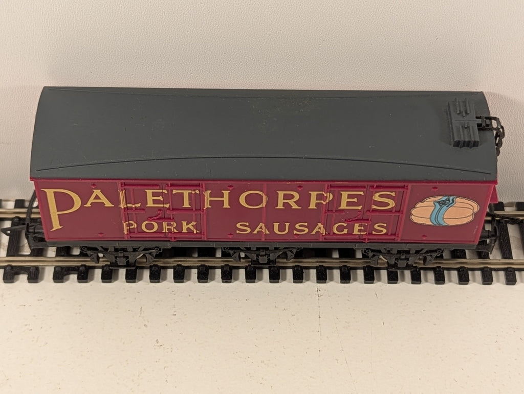 Hornby OO Gauge Palethorpes Pork Sausages 6-Wheel Closed Van