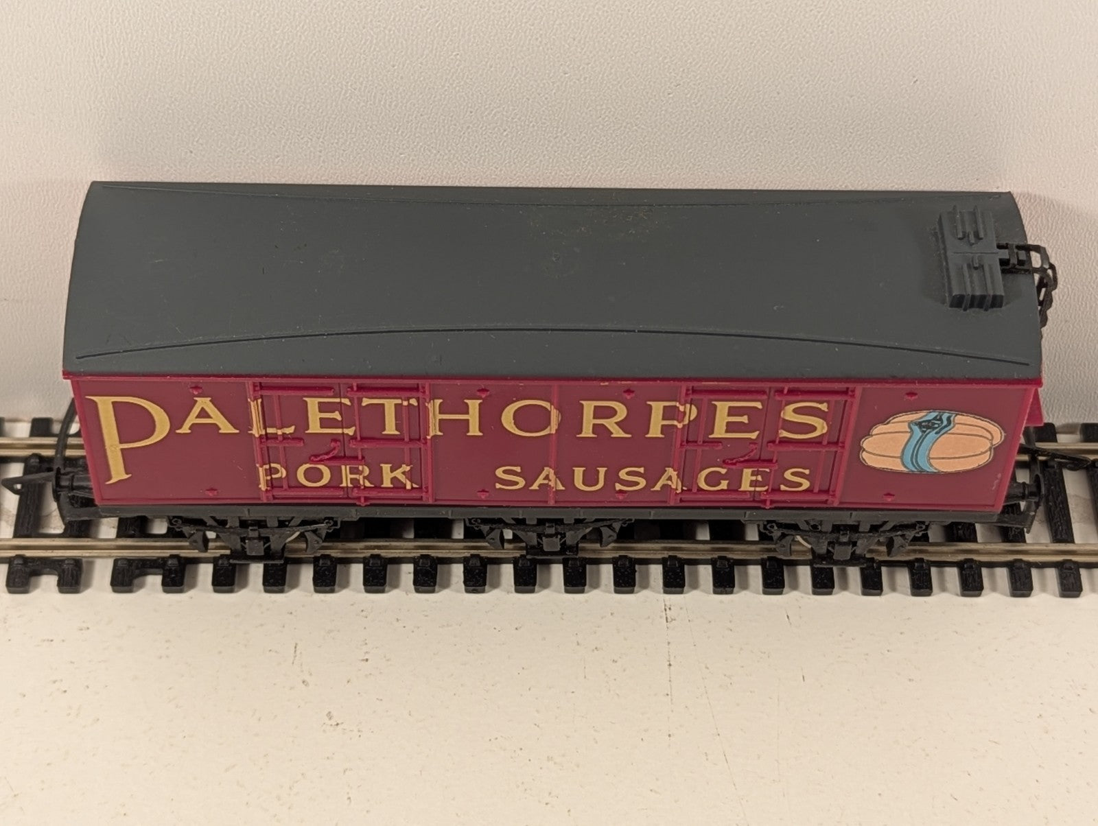 Hornby OO Gauge Palethorpes Pork Sausages 6-Wheel Closed Van