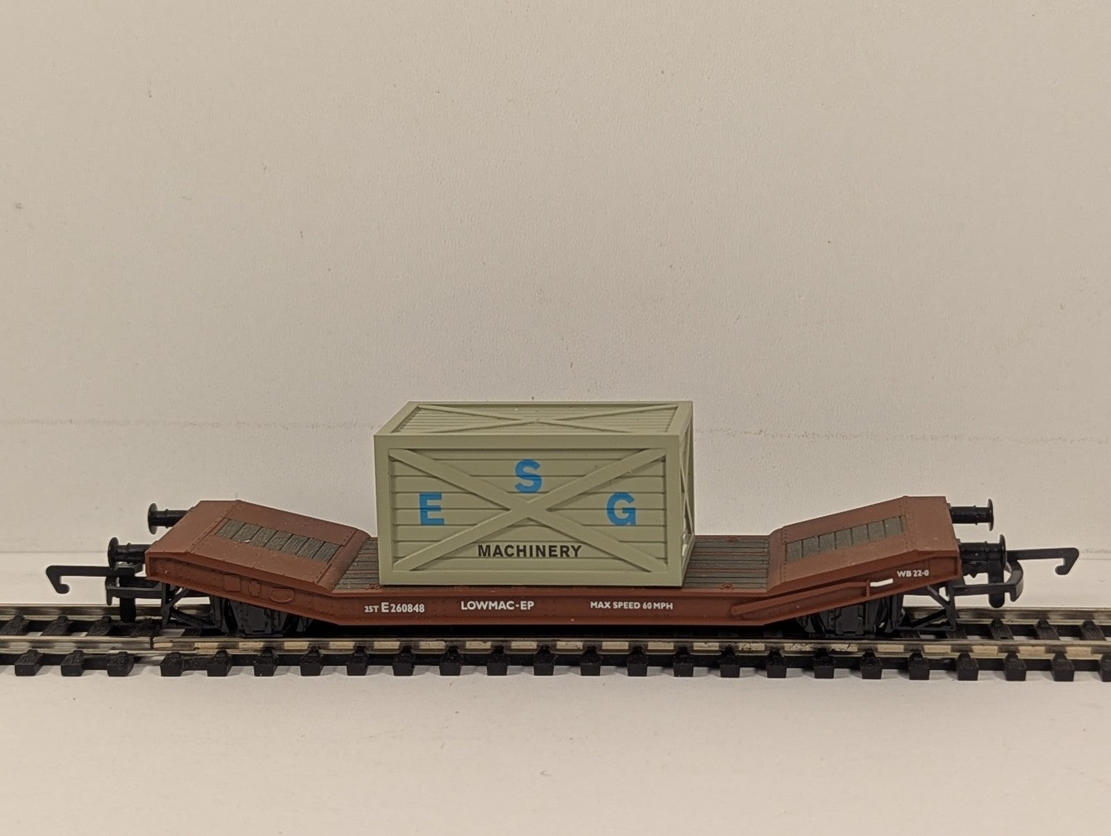 Hornby OO Gauge BR Lowmac EP with Crate Load 'ESG Machinery'