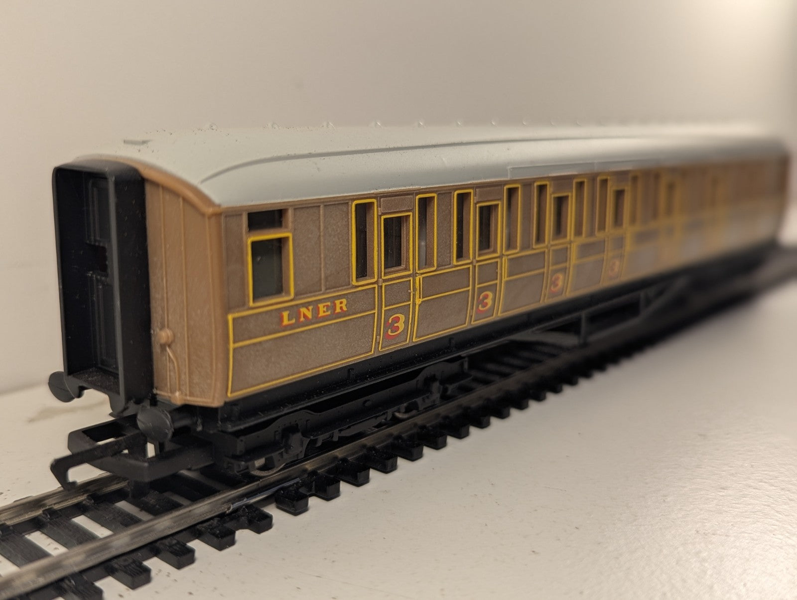 Hornby OO Gauge LNER Teak Composite Coach 22357