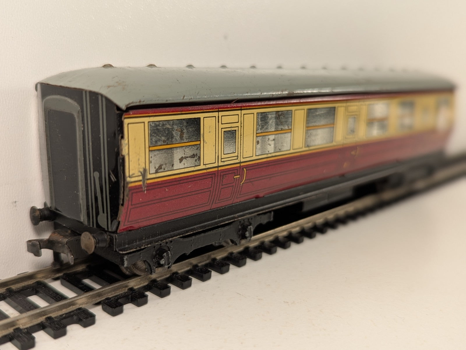 HornbyDublo BR Gresley Corridor Composite Coach Tinplate OOGauge - Damaged Decal