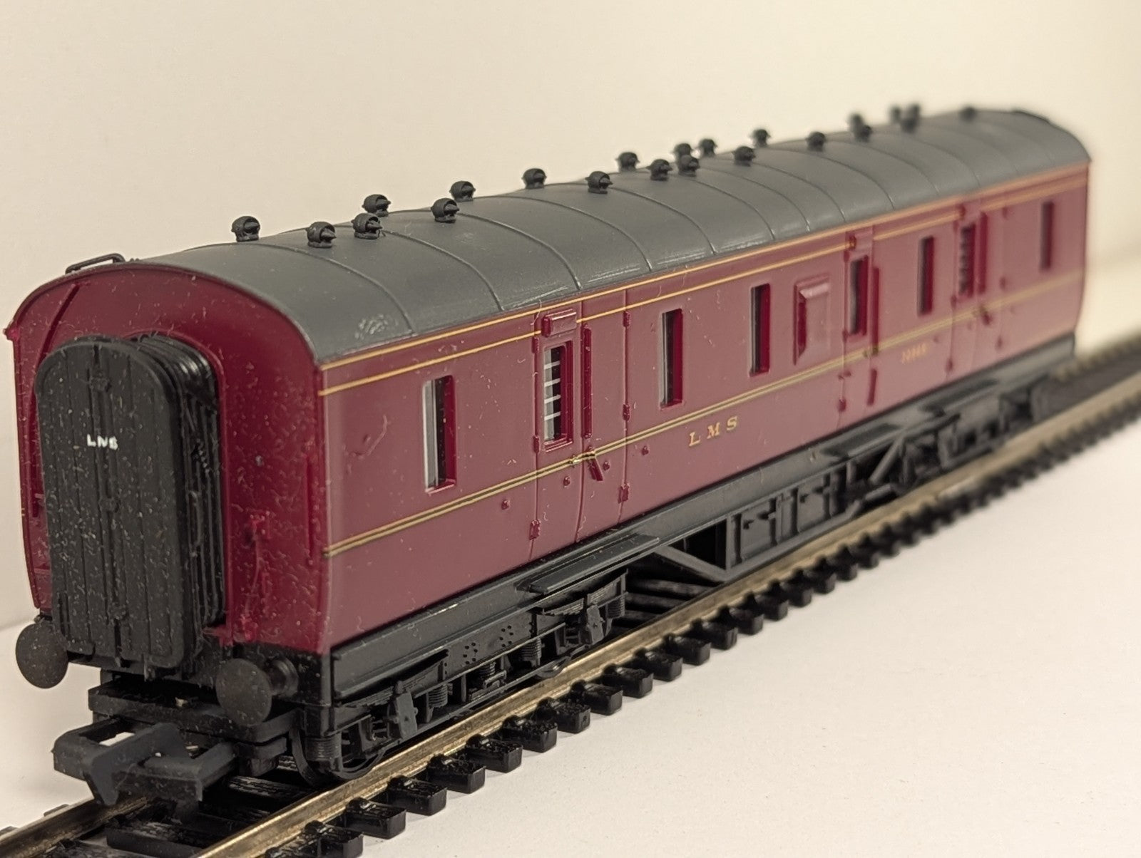 Mainline 37118 LMS 50ft Parcels Van BG Maroon OO Gauge Boxed