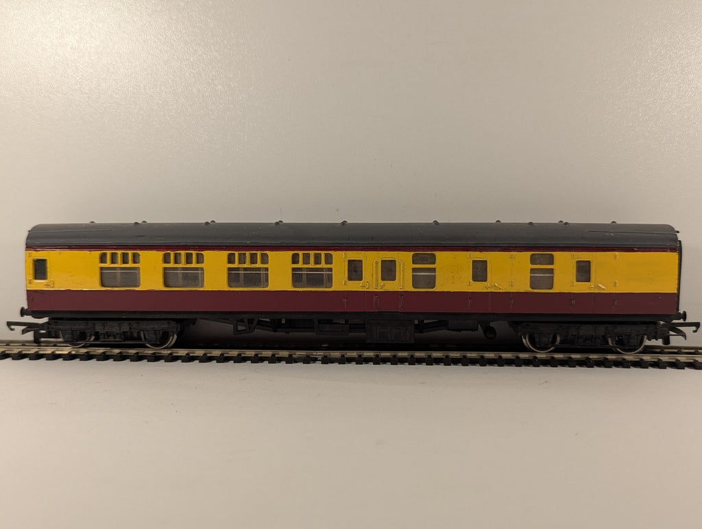 Tri-ang OO Gauge Short Brake Coach Passenger Coach Crimson and Cream (Repainted)