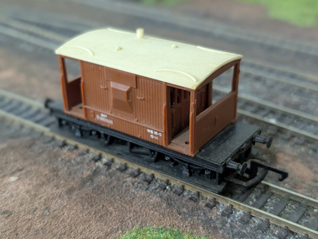 Hornby OO Gauge BR 20 Ton Brake Van B952566 Brown