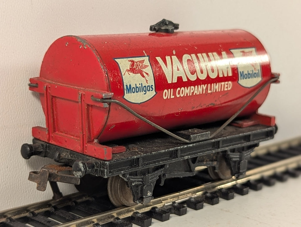 Hornby Dublo OO Gauge Vacuum Oil Company Tank Wagon Vacuum Oil Red