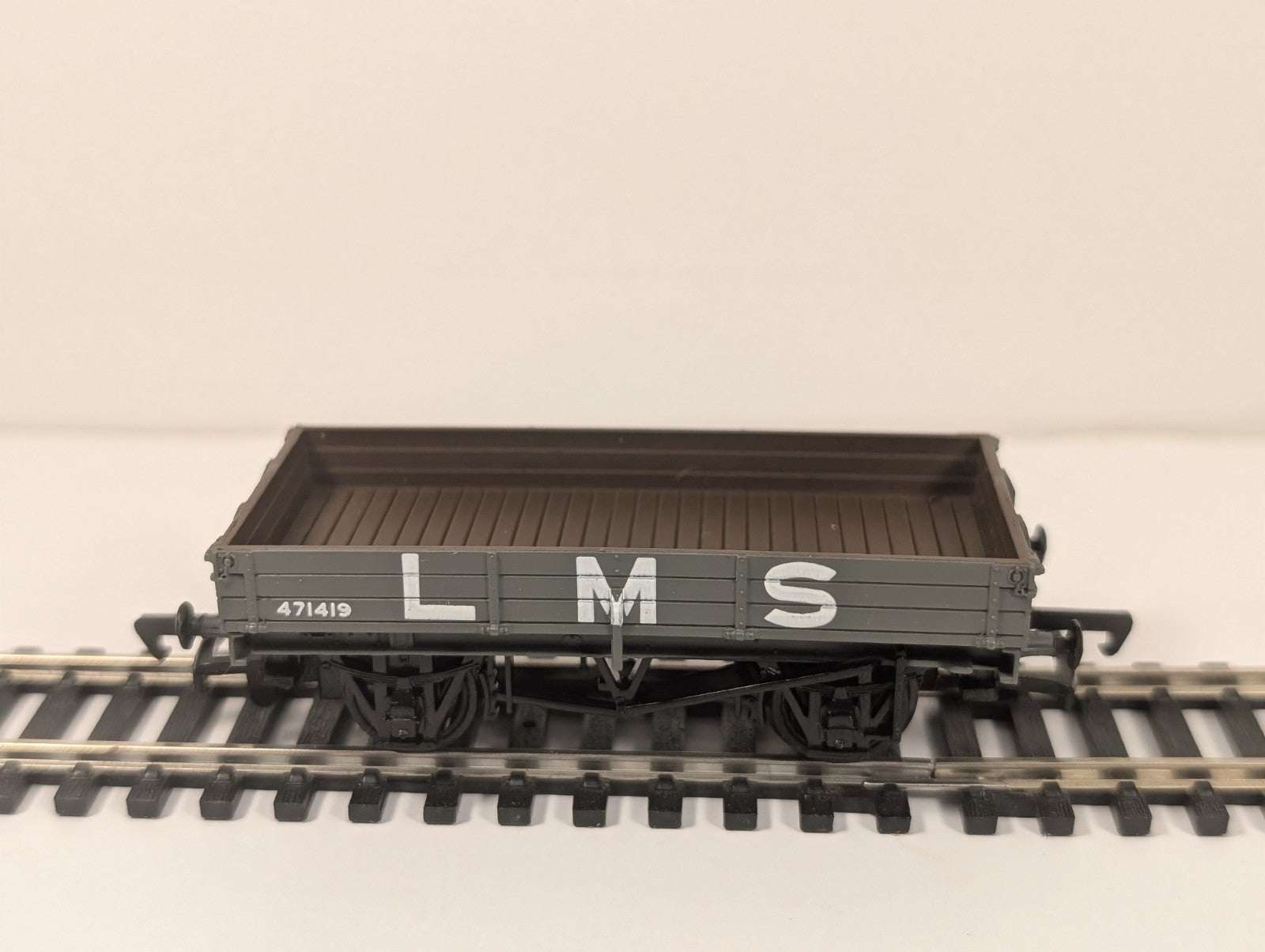 Mainline 37419 OO Gauge 3 Plank Wagon LMS Grey 471419