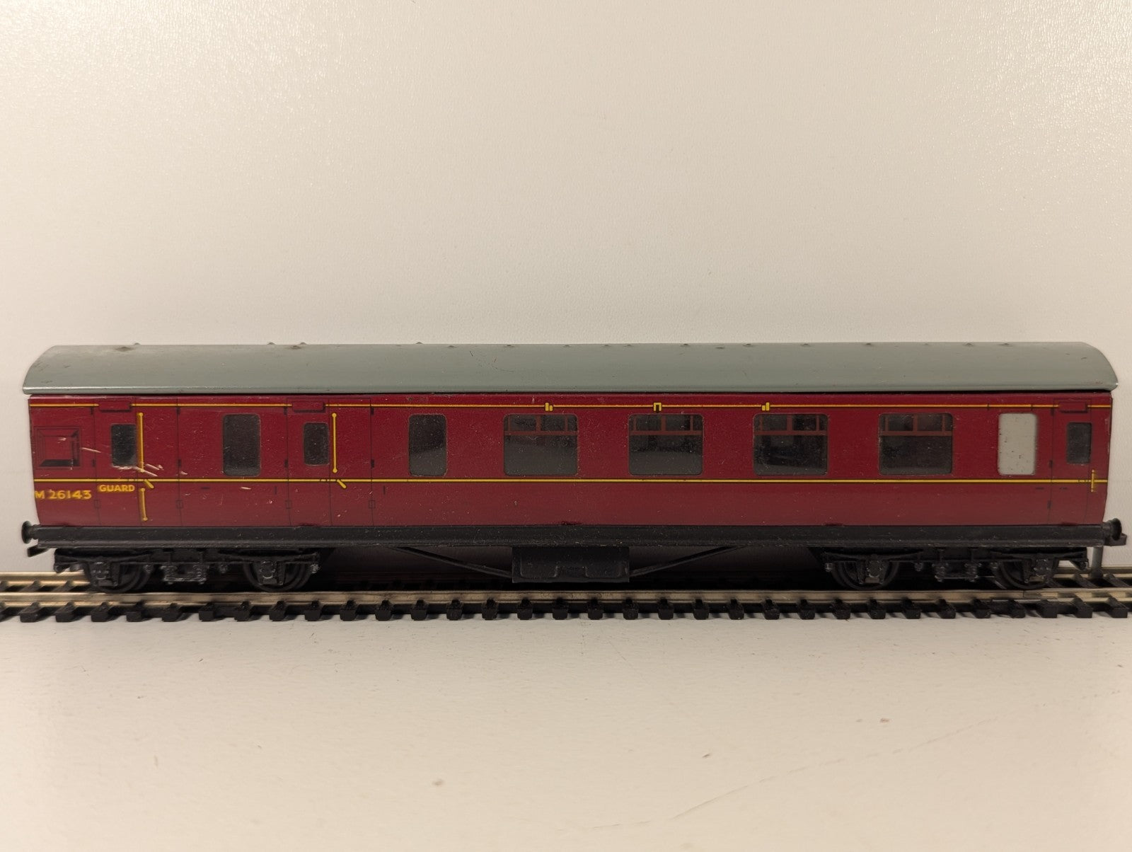 Hornby Dublo OO Gauge LMS Stanier Brake Second Coach LMS Maroon