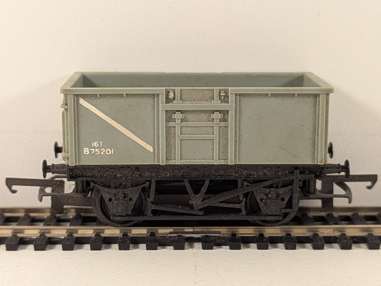 Tri-ang R243 OO Gauge Grey Mineral Wagon