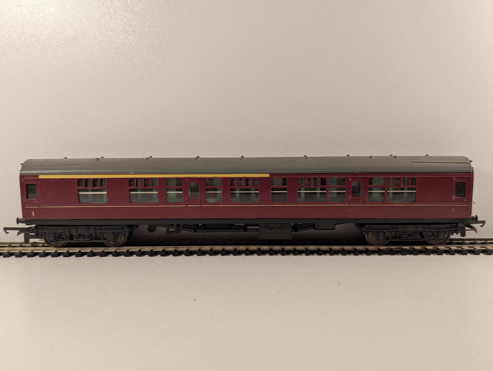 Tri-ang OO Gauge BR Maroon Mk1 Corridor Coach