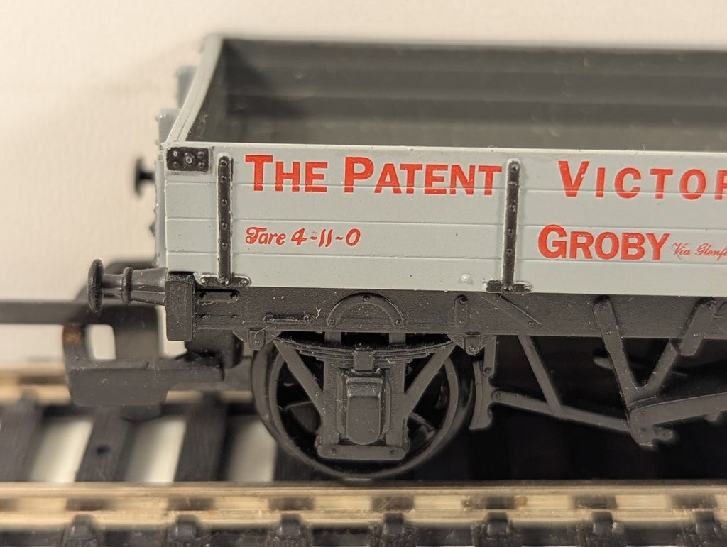Hornby OO Gauge 5 Plank Wagon 'The Patent Victoria Stone Co. Groby' Goods Wagon