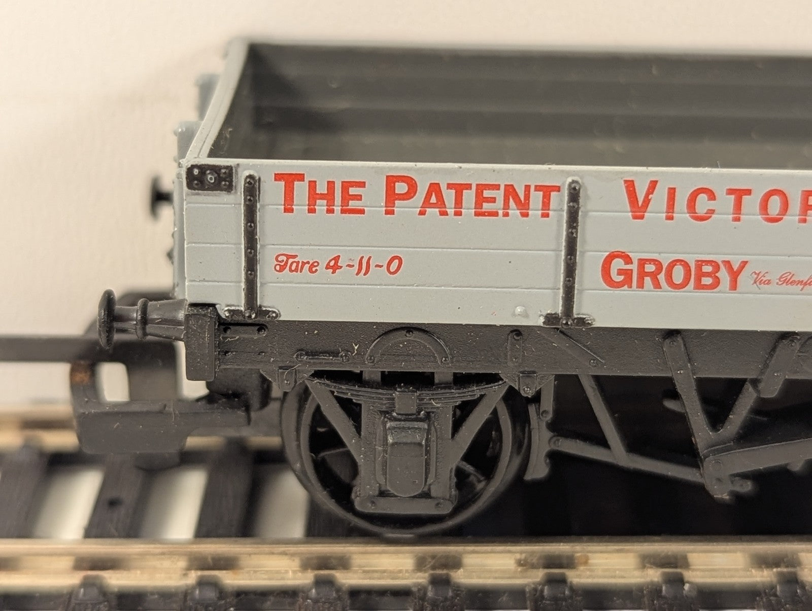 Hornby OO Gauge 5 Plank Wagon 'The Patent Victoria Stone Co. Groby' Goods Wagon