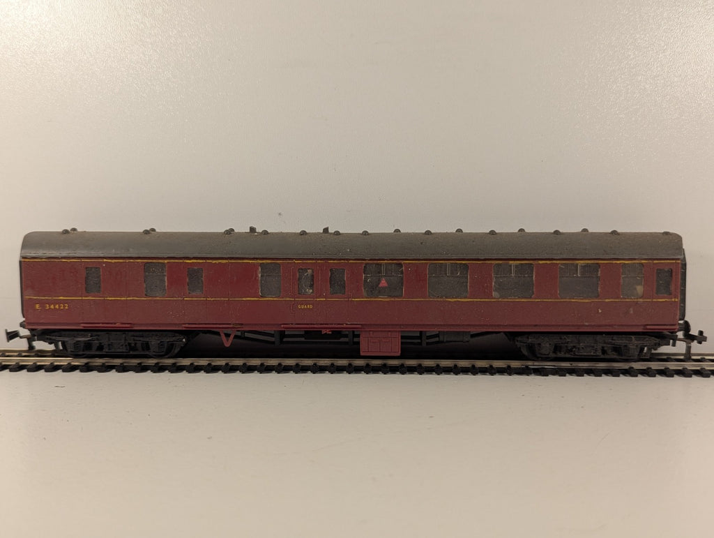 Kitmaster BR Mk1 Corridor Composite Coach OO Gauge - Missing Buffer Heads