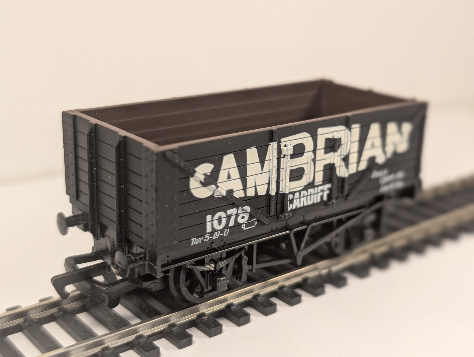 Mainline 37-169 OO Gauge 7 Plank Wagon Cambrian Cardiff